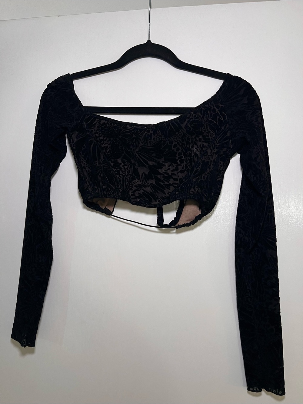 Black Lace Asymmetric Cutout Long-Sleeve Crop Top - Picture 5 of 6